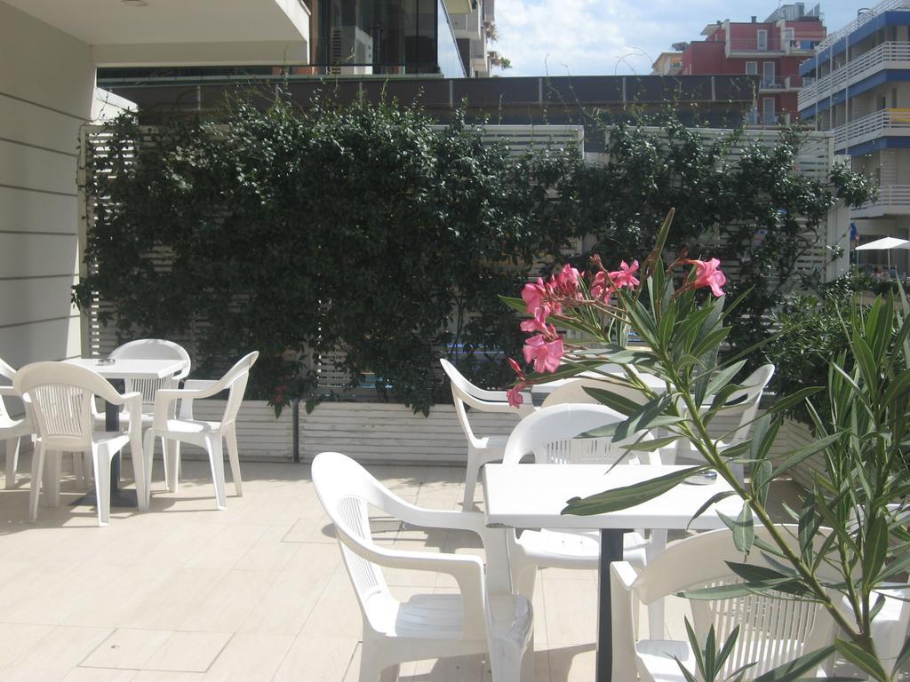 Hotel Cosmopolita Rimini Exterior foto