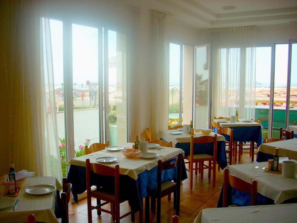 Hotel Cosmopolita Rimini Exterior foto